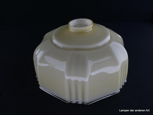 Jugendstil Lampenschirm gebraucht, Glas elfenbeinfarben, kantige Wandung, sechsfach mit je vier Kerben senkrecht gekniffen, Klarglasfaden als Abschlussrand, Nostalgie Ersatzglas für alte Lampen D: ca.25cm, H: ca.13cm, Glashalter Griffrand 6cm