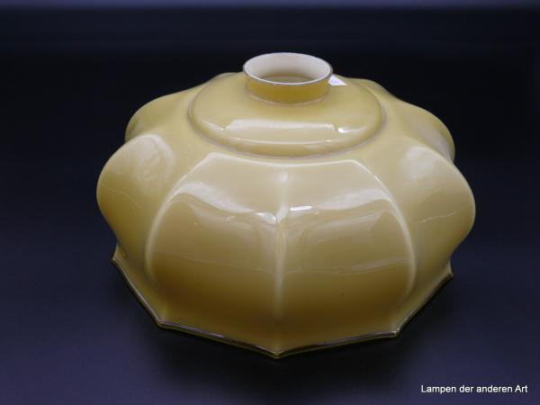 Jugendstil Lampenschirm gebraucht, Glaskörper außen gelb, innen weiß, zum Rand konisch verjüngt, unterer Rand mit Zacken, dazwischen leicht gewölbt, vertikal gekniffene Wandung, Nostalgie Ersatzglas  D: 25cm, H: 14cm, Griffrand 6cm