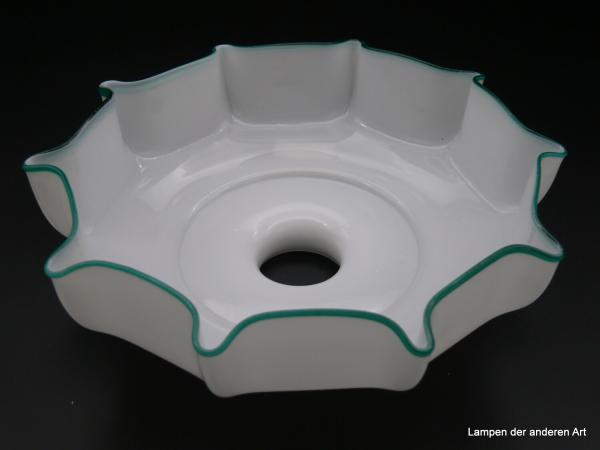 Jugendstil Lampenschirm gebraucht, Glas opal weiß mit grünem Glasrand, Rand mehrfach gekniffen und leicht ausgestellt, Ersatzglas D: 25cm, H: 9cm, Griffrand 6cm von unten
