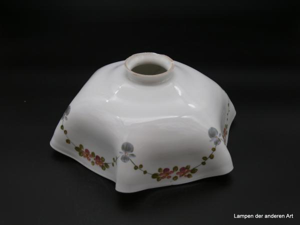 Jugendstil Lampenschirm gebraucht, Glas opal weiß, Blumendekor als umlaufende Ranke aus Blumen und Blattwerk auf der sechsfach gekniffenen leicht nach außen gezogenen Wandung, Ersatzglas für alte Leuchten D: 25cm H: 10cm, Griffrand 6cm