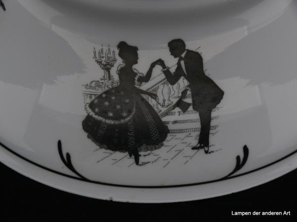 Jugendstil Lampenschirm gebraucht, Glas Schüsselform, Scherenschnittmotiv schwarz auf opal weißem Grund, galanter Herr umspielt seine angebetete Dame in vier dargestellten Episoden, Nostalgieschirm, Glashalterand 6cm, Szene Handkuss, Chip am unteren Rand