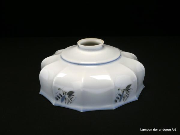 antiker Jugendstil Lampenschirm gebraucht, Glas opal weiß, breite Schulter, einfach gestuft, Absatz blau gefasst, sich wiederholendes abstraktes Dekor farbig blau, grau und schwarz, mehrfach gekniffene Wandung, Nostalgieschirm, Griffrand 6cm, von unten