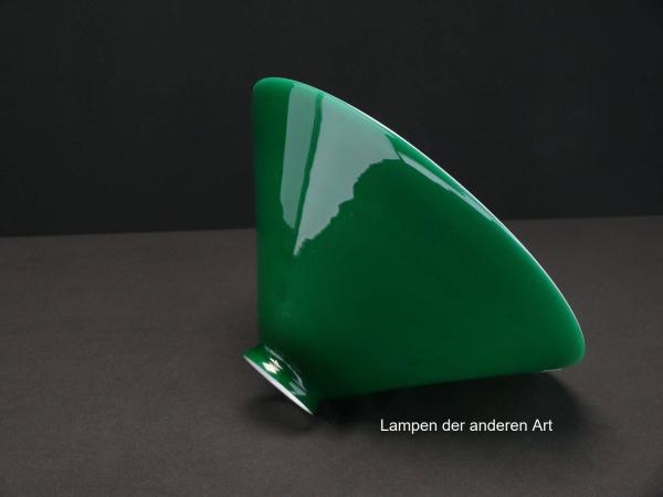 Jugendstil Lampenschirm, antikes hochwertiges Überfangglas, innen weiß, außen sattes flaschengrün, Kegelform, Nostalgie Ersatzschirm, D: ca. 26,5cm, H: ca.13cm, Glashalter Griffrand 6cm, seitlich