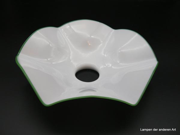 Jugendstil Lampenschirm gebraucht, Glas opal weiß mit grünem Glasfadenrand, weit geschwungene Form, D: 26cm, H: 7cm, Griff-Rand 6cm von unten