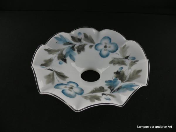 Jugendstil Lampenschirm gebraucht, Glas opal weiß, flacher Kegel, gekniffene Wandung, mit handgemaltem Dekor auf der Schirminnenseite, Motiv umlaufende Blumenranke mit Blattwerk in blau und grau, durchsichtiger Glasfaden als Abschlussrand, Innenseite