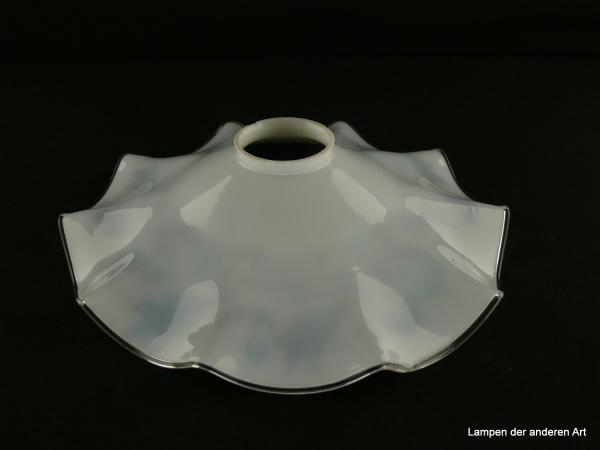 Jugendstil Lampenschirm gebraucht, Glas opal weiß, flacher Kegel, gekniffene Wandung, mit handgemaltem Dekor auf der Schirminnenseite, Motiv umlaufende Blumenranke mit Blattwerk in blau und grau, durchsichtiger Glasfaden als Abschlussrand, von oben