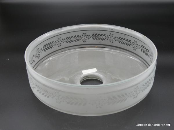 Jugendstil Lampenschirm gebraucht, Glas satiniert, kurzer gerader Zylinder verziert mit geätzten Ringlinien und dazwischen eine geätzte Blumen - Blattgirlande, Rand für Perlbehang, Ersatzschirm D: 25,5cm, H: 9cm, Griffrand 6cm, von unten