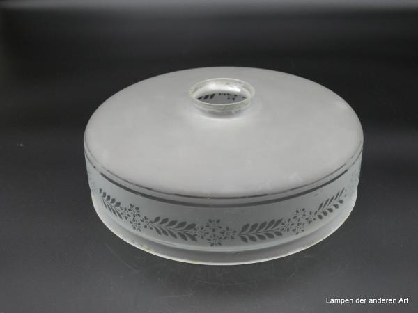 Jugendstil Lampenschirm gebraucht, Glas satiniert, kurzer gerader Zylinder verziert mit geätzten Ringlinien und dazwischen eine geätzte Blumen - Blattgirlande, Rand für Perlbehang, Ersatzschirm D: 25,5cm, H: 9cm, Griffrand 6cm