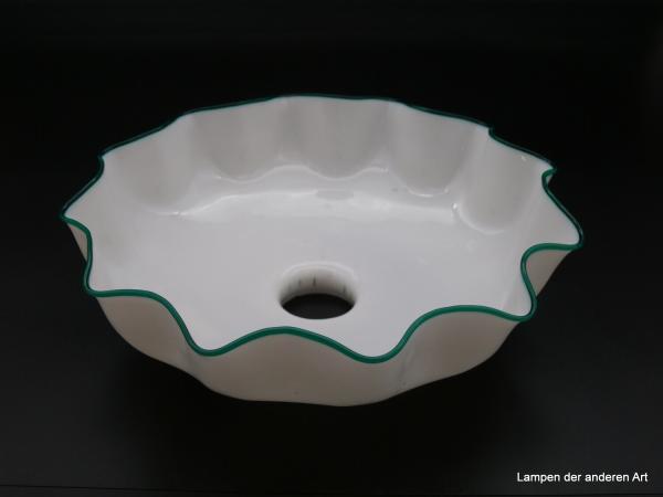Jugendstil Lampenschirm gebraucht, gewellter Glaskörper, mundgelasenes Überfangglas opal weiß mit grünem Glasfaden am unteren Rand, Original Lampenersatzglas D: 26cm, H: 9cm, Griffrand 6cm von unten