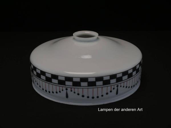 Art  Deco Lampenschirm gebraucht, Grund opal weiß, handgemaltes geometrisches Dekor in schwarz und rot, antiker Ersatzschirm D: ca.26cm, H: ca.11cm, Griffrand 6cm - gemessen 6cm, mit Perlfransenrand