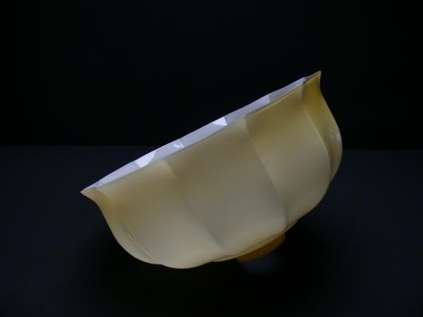Jugendstil Lampenschirm gebraucht, Glas gelb außen, innen weiß, an den Schirmhals angrenzender flacher Absatz, daran anschließend vertikal gekniffene Wandung, eingeschnürter Rand, Ersatzglas für Nostalgie Lampen D: 26cm, H: 12cm, Griffrand 6cm, liegend