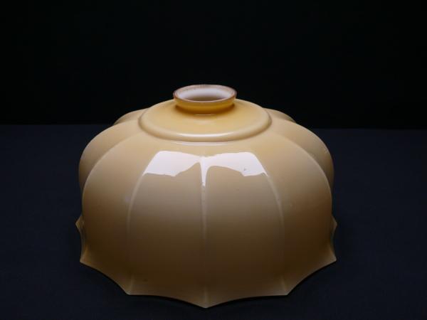 Jugendstil Lampenschirm gebraucht, Glas gelb außen, innen weiß, an den Schirmhals angrenzender flacher Absatz, daran anschließend vertikal gekniffene Wandung, eingeschnürter Rand, Ersatzglas für Nostalgie Lampen D: 26cm, H: 12cm, Griffrand 6cm