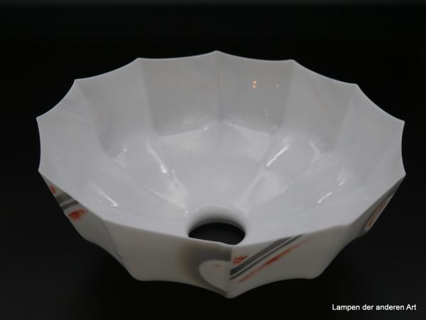 Art Deco Lampenschirm gebraucht, Glas opal weiß mit Spritzdekor Linien und Halbkreise in verschiedenen Grautönen und rot, Wandung mehrfach vertikal eingekniffen, Dekor umlaufend wechselnd mit verzierten und unverzierten Feldern, Schirmkragen rot abgesetzt