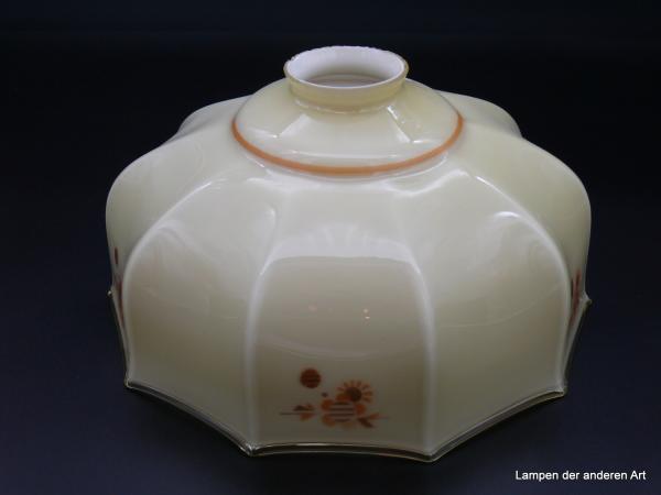 Original Art Deco Lampenschirm gebraucht, Glas außen hellgelb mit dezentem Spritzdekor, innen weiß, gekniffene Kanten,  D: 26cm, H: 13cm, Griff-Rand 6cm