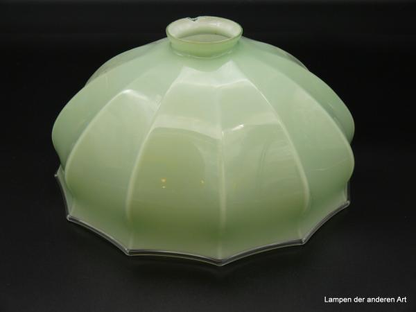 Jugendstil Lampenschirm gebraucht, Glas außen hellgrün, innen weiß, runde Form mit einigen vertikalen Kniffen, in der unteren Wandungszone leicht ausgestellter Rand, Ersatzschirm D: 26cm, H: 13cm, Griffrand 6cm
