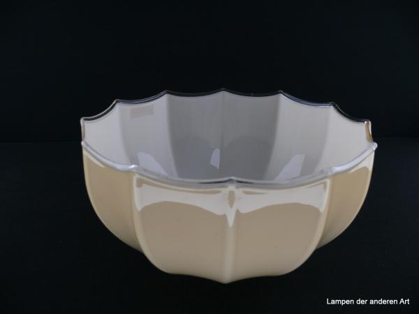 Jugendstil Lampenschirm gebraucht, Glas, außen elfenbein, innen weiß, klarer Glasfaden als Abschluss am unteren Rand, bauchige Form, Wandung regelmäßig durch senkrecht verlaufende Kniffe verziert, Nostalgieglas, D: 26cm, H: 15cm, Glashalter 8cm, von unten