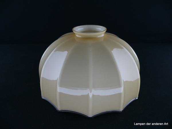Jugendstil Lampenschirm gebraucht, Glas, außen elfenbein, innen weiß, klarer Glasfaden als Abschluss am unteren Rand, bauchige Form, Wandung regelmäßig durch senkrecht verlaufende Kniffe verziert, Ersatzglas alte Lampen D: 26cm, H: 15cm, Griffrand 8cm