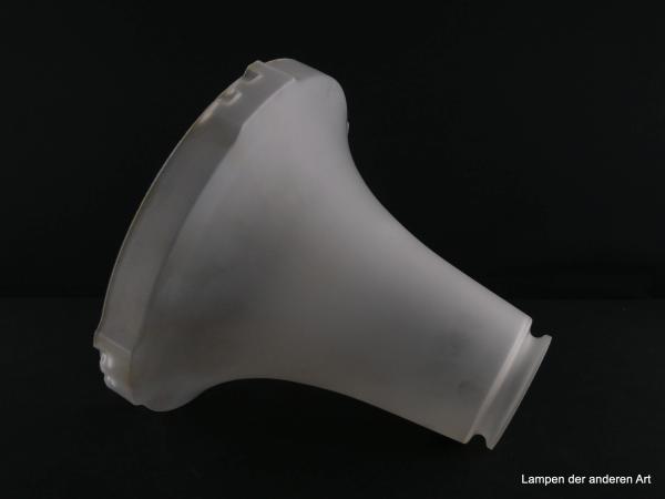Jugendstil Lampenschirm gebraucht, Glas, ähnlich Siemens Luzette, Oberteil kegelförmig, eisglasartig satiniert, Vertiefungen am oberen Glas, in die die Noppen vom unteren Glas einrasten, liegend