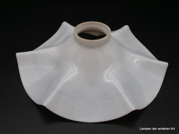 Jugendstil Lampenschirm gebraucht, Glas opal weiß mit handgemaltem Dekor Weinreben auf der Schirminnenseite, D: 26cm, H: 8cm, Griff-Rand 6cm von oben