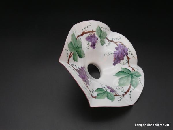 Jugendstil Lampenschirm gebraucht, Glas opal weiß mit handgemaltem Dekor Weinreben auf der Schirminnenseite, D: 26cm, H: 8cm, Griff-Rand 6cm liegend