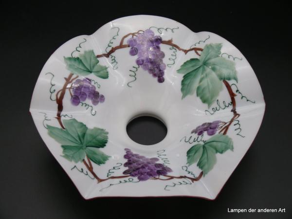 Jugendstil Lampenschirm gebraucht, Glas opal weiß mit handgemaltem Dekor Weinreben auf der Schirminnenseite, D: 26cm, H: 8cm, Griff-Rand 6cm