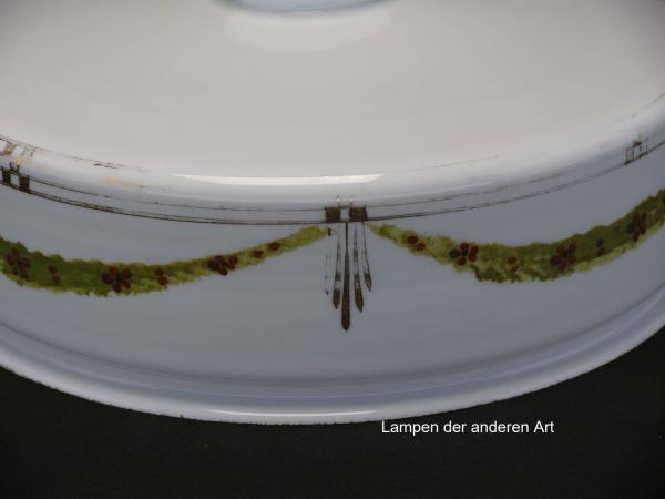 antikes Jugendstilglas opal weiß, Verzierung umlaufende Girlande grün mit kleinen Blümchen, Rand der Schulter mit Golddekor, Glashalter 6cm, Ersatzschirm, Detail Goldrand