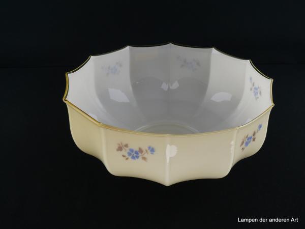 Jugendstil Lampenschirm gebraucht, Glas außen elfenbeinfarben,innen weiß, gestufte Schulter blau gefasst, gekniffene Wandung, Spritzdekor floral in Blau- und Brauntönen, Nostalgie Ersatzglas, D: ca. 26cm, H: ca.12,5cm, Glashalter Griffrand 6cm, von unten