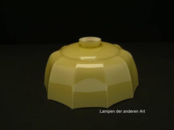 antiker Jugendstil Lampenschirm gebraucht, Glas, elfenbeinfarben, glatte Oberfläche, regelmäßig gekniffene Wandung, gestufte Schulter, Nostalgie Ersatzschirm D: ca.26cm, H: ca.13cm, Glashalter Griffrand 6cm