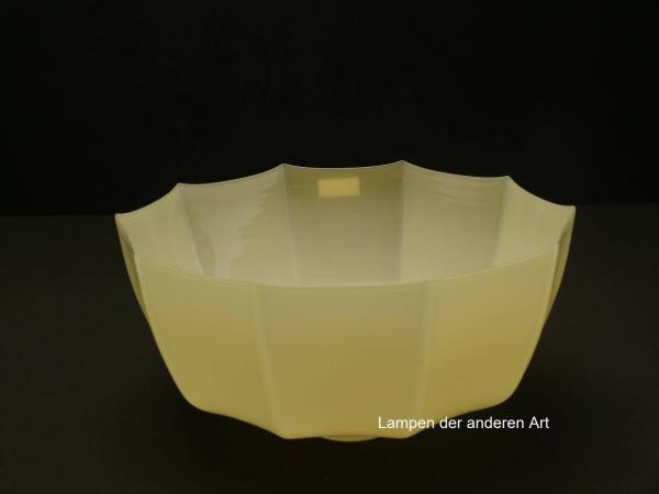 antiker Jugendstil Lampenschirm gebraucht, Glas, elfenbeinfarben, glatte Oberfläche, regelmäßig gekniffene Wandung, gestufte Schulter, Nostalgie Ersatzschirm D: ca.26cm, H: ca.13cm, Glashalter Griffrand 6cm, von unten