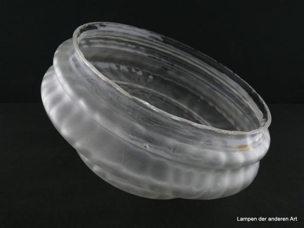 Jugendstil Lampenschirm gebraucht, alter originaler Ersatzschirm grau satiniert; gewolkter Grund, Wandung mehrfach eingeschnürt, fast spitz zulaufend, Nostalgieglas D: 26cm, H: 16cm, Griffrand 25cm liegend