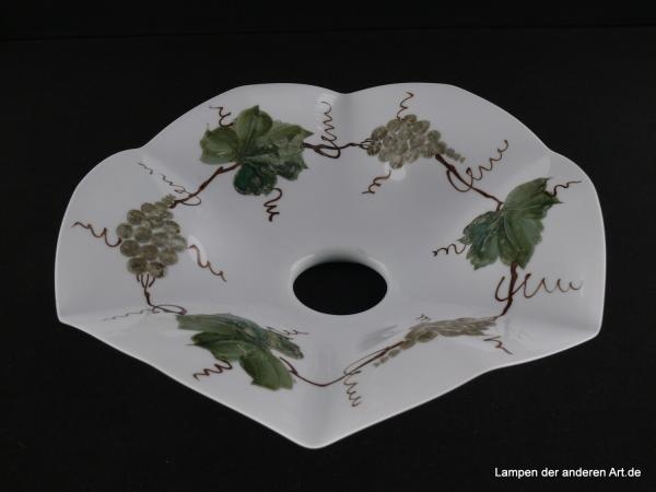 Jugendstil Lampenschirm gebraucht, Glas opal weiß, Dekor auf der Schirminnenseite, Motiv Weinrebe Blattwerk und Trauben, Ersatzschirm für alte Leuchten, D: ca.27cm, H: ca.6cm, Glashalter Griffrand 6cm