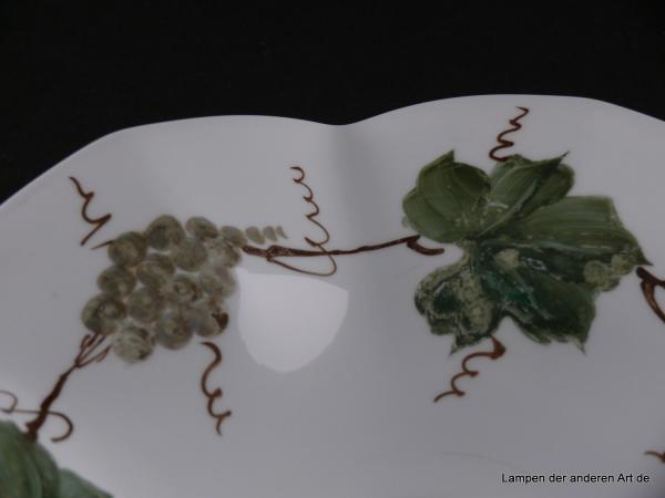 Jugendstil Lampenschirm gebraucht, Glas opal weiß, Dekor auf der Schirminnenseite, Motiv Weinrebe Blattwerk und Trauben, Ersatzschirm für alte Leuchten, D: ca.27cm, H: ca.6cm, Glashalter Griffrand 6cm, Detail Dekor