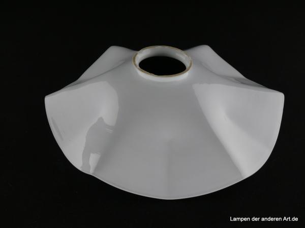 Jugendstil Lampenschirm gebraucht, Glas opal weiß, Dekor auf der Schirminnenseite, Motiv Weinrebe Blattwerk und Trauben, Ersatzschirm für alte Leuchten, D: ca.27cm, H: ca.6cm, Glashalter Griffrand 6cm, von oben