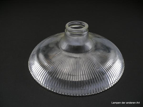 Lampenschirm gebraucht, Klarglas, gerillte Wandung, gezackter Abschlussrand, Pressglas, Nostalgie Ersatzglas, D: ca. 27cm, H: ca.11cm, Glashalter Griffrand 6cm, kleine Glasfehler innen zwei herstellungsbedingte Glasklekse