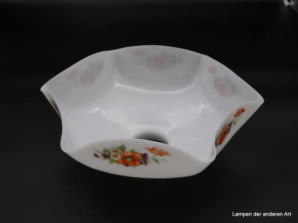 Jugendstil Lampenschirm gebraucht, Glas opal weiß, sechsfaches Blumendekor aus Mohnblumen, Kamille und Stiefmütterchen zwischen Blattgrün, antiker Ersatzschirm D: 27cm H: 11cm, Griffrand Glashalter 6cm, von innen