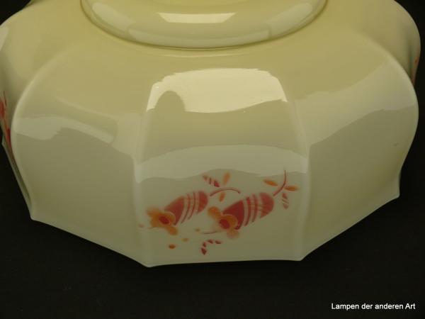Art Deco Lampenschirm gebraucht, Glas Grundfarbe elfenbein mit orange-rotem Spritzdekor in fünffachem Rapport zwischen fünf undekorierten Feldern, Wandung mehrfach vertikal eingekniffen, Ersatzglas für Nostalgielampen, Griffrand 6cm, Detail Dekor