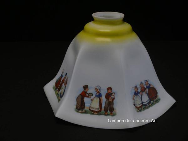 Jugendstil Lampenschirm gebraucht, Grund opal weiß, Schulter gelb, gekantete Wandung, mit ländlichem Dekor, Mädchen und Jungen in holländischer Tracht und Holzschuhen, antiker Ersatzschirm D: ca.27cm H: ca.16cm, Griffrand 6cm