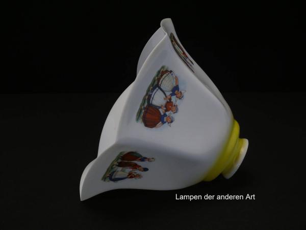 Jugendstil Lampenschirm gebraucht, Grund opal weiß, Schulter gelb, gekantete Wandung, mit ländlichem Dekor, Mädchen und Jungen in holländischer Tracht und Holzschuhen, antiker Ersatzschirm D: ca.27cm H: ca.16cm, Griffrand 6cm, seitlich