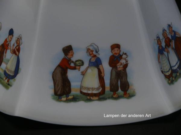 Jugendstil Lampenschirm gebraucht, Grund opal weiß, Schulter gelb, gekantete Wandung, mit ländlichem Dekor, Mädchen und Jungen in holländischer Tracht und Holzschuhen, antiker Ersatzschirm D: ca.27cm H: ca.16cm, Griffrand 6cm, Detail Dekor