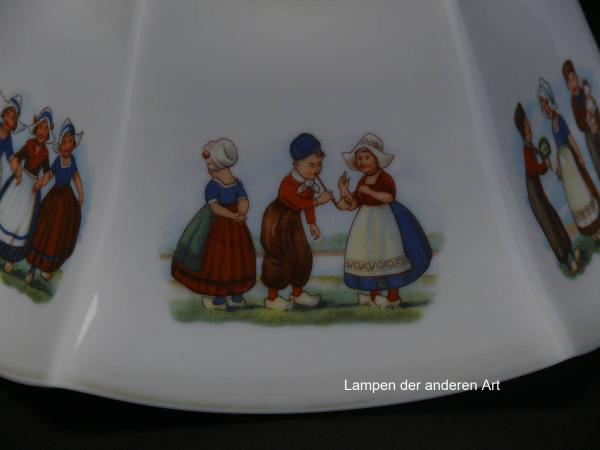 Jugendstil Lampenschirm gebraucht, Grund opal weiß, Schulter gelb, gekantete Wandung, mit ländlichem Dekor, Mädchen und Jungen in holländischer Tracht und Holzschuhen, antiker Ersatzschirm D: ca.27cm H: ca.16cm, Griffrand 6cm, Detail Dekor