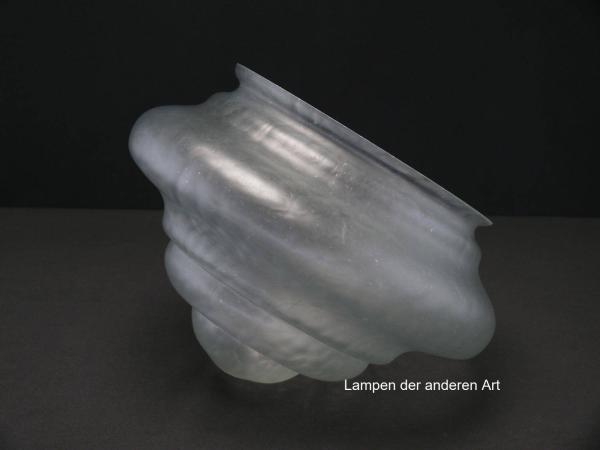 antiker Jugendstil Lampenschirm gebraucht, alter originaler Ersatzschirm, grau satiniert; Wandung in drei Stufen zur Mitte hin verjüngend, halbkugelförmiger Abschluss, Nostalgieglas D: ca.27cm, H: ca.18cm, Glashalter Griffrand 20cm, seitlich