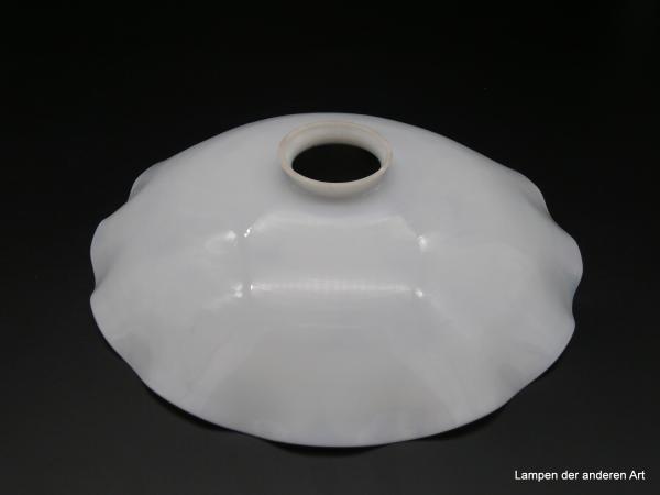 Jugendstil Lampenschirm gebraucht, Glas opal weiß, mit handgemaltem Dekor auf der Schirminnenseite, Motiv Winterlandschaft, D:27cm H:7cm, Griffrand 6cm von oben