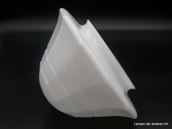 Jugendstil Lampenschirm gebraucht, Glas weiß opal, farblos überfangen, runde Form, konisch verjüngend, gekniffene Wandung,  untere Wandungszone durch zwei horizontale Rillen unterbrochen,  D: 27cm, H: 16cm, Griffrand: 17cm liegend