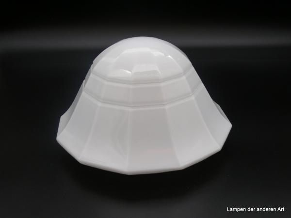 Jugendstil Lampenschirm gebraucht, Glas weiß opal, farblos überfangen, runde Form, konisch verjüngend, gekniffene Wandung,  untere Wandungszone durch zwei horizontale Rillen unterbrochen,  D: 27cm, H: 16cm, Griffrand: 17cm