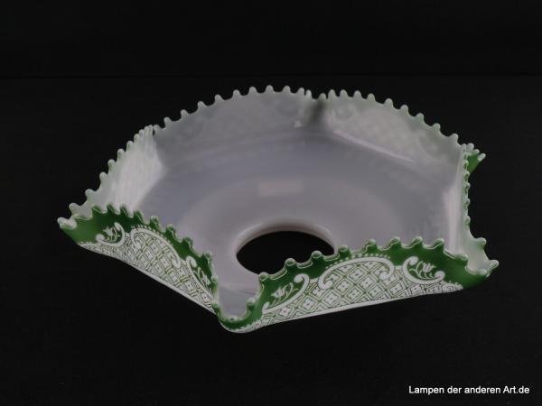 Jugendstil Lampenschirm gebraucht, opal weißer Grund, breite gerade Schulter, sechsfach gekniffene Wandung, Dekor grün, markanter Rand in Form von Tropfen, Nostalgie Ersatzschirm D: ca.28cm, H: ca.8cm, Glashalter Griffrand 8cm, von unten