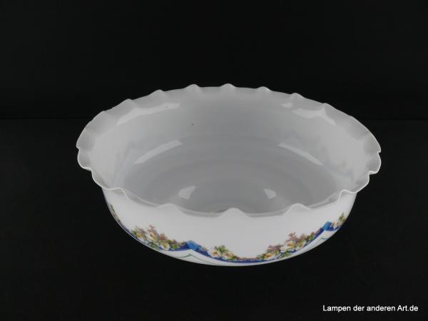 Jugendstil Lampenschirm gebraucht, opal weißer Untergrund, unterhalb der Schulter Blumenbordüre auf blauem Band, gewellter Rand,  Nostalgie Ersatzschirm für alte Lampen, D: ca.28cm, H: ca.12cm, Glashalter Griff 6cm, Detail zwei Ablatzer am unteren Rand