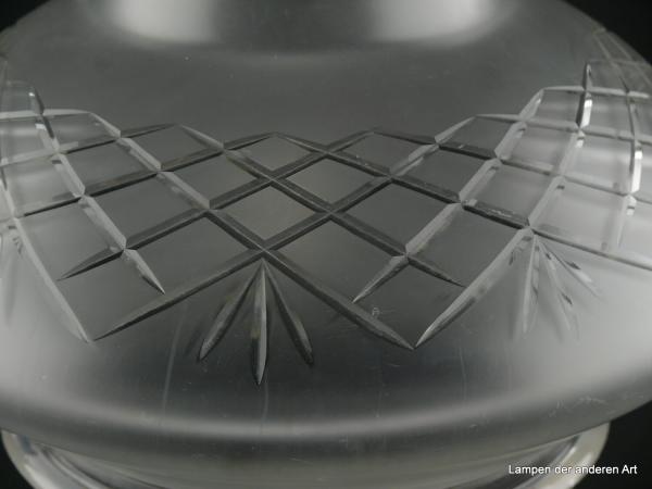 Jugendstil Lampenschirm gebraucht, Glas grau satiniert, gestuft ausgearbeitete untere Wandungszone, geschliffenes Strahlendekor auf dem abgerundeten Dorn, schräg abfallende Wandung mit Kerbschliff aufgebrachte geometrische Formen, Detail Dekor