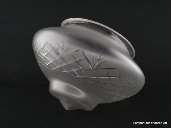 Jugendstil Lampenschirm gebraucht, Glas grau satiniert, gestuft ausgearbeitete untere Wandungszone, geschliffenes Strahlendekor auf dem abgerundeten Dorn, schräg abfallende Wandung mit Kerbschliff aufgebrachte geometrische Formen, seitlich