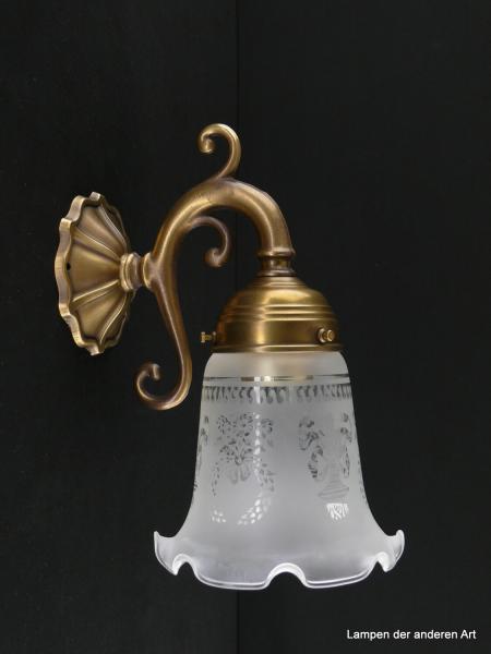 Kleine verspielte Jugendstil Wandlampe aus Messing goldbraun patiniert mit Blütenschim mit Ätzdekor 1xE27/40W nach unten