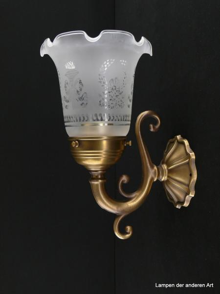 Kleine verspielte Jugendstil Wandlampe aus Messing goldbraun patiniert mit Blütenschim mit Ätzdekor 1xE27/40W